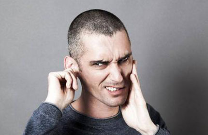 耳廓即耳朵的内缘,位于耳朵的中间位置,若向外翻,即为反骨耳
